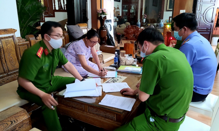 Khởi tố người phụ nữ nhận làm thủ tục thừa kế rồi đem nhà của khách mang đi bán