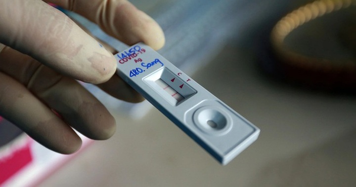 Khẩn: Test nhanh dương tính SARS-CoV-2 tại nhà, người dân không tự ý vào viện