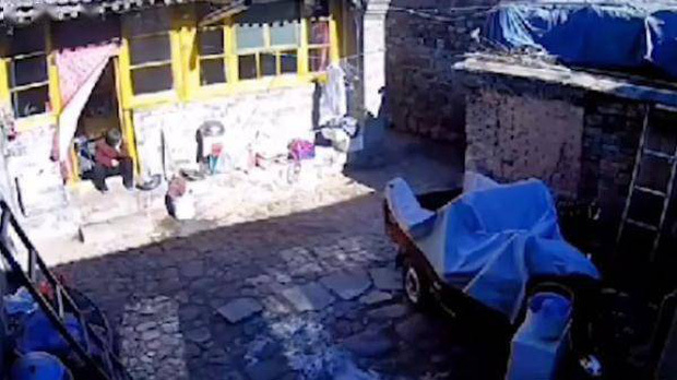 Camera ghi lại hình ảnh cụ già ngồi cô độc, khóc nức nở trước khi qua đời khiến con cháu bần thần