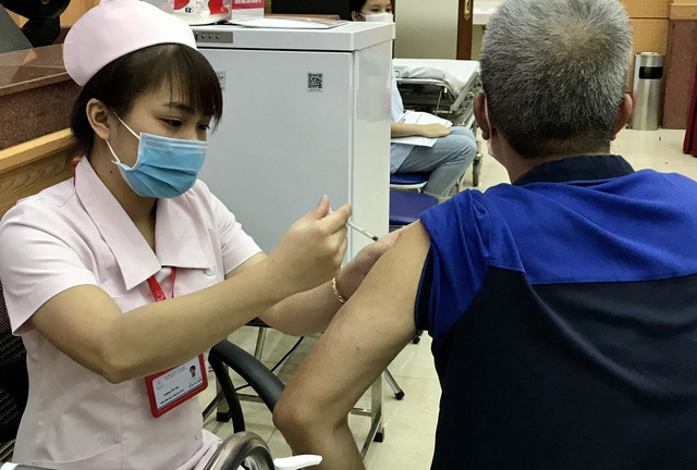 Bộ Y tế thông tin về tiến độ tiêm vaccine phòng COVID-19 trên cả nước
