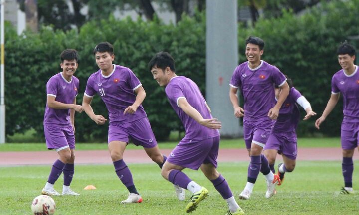 Tiến Dũng, Đình Trọng trở lại tập luyện, sẵn sàng cho trận bán kết lượt về với Thái Lan