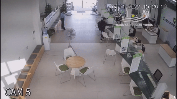 Video: Đối tượng mặc áo đen xông vào cướp ngân hàng ở Hải Phòng