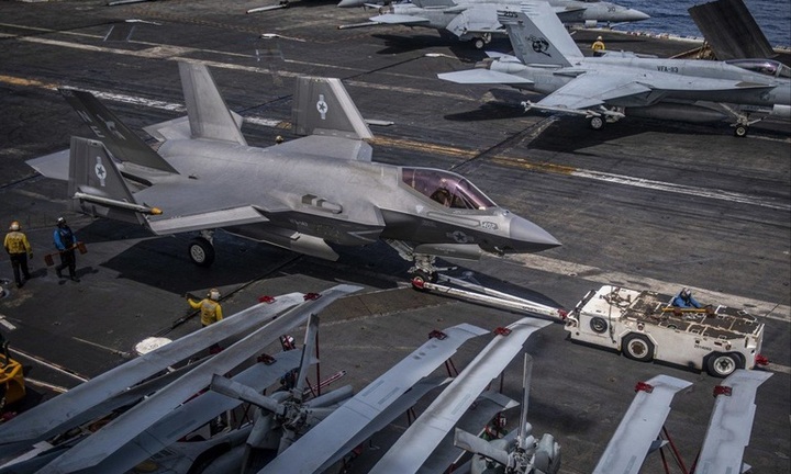 Tiêm kích  F-35C của Mỹ gặp sự cố trên Biển Đông, nhiều quân nhân bị thương