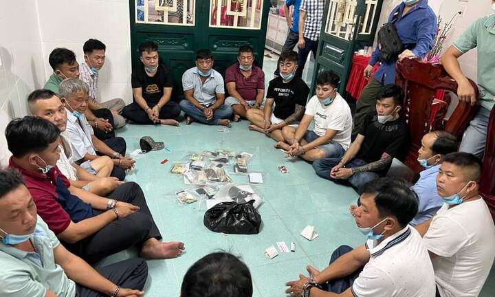 Bình Dương: Bắt quả tang 16 người lắc tài xỉu ăn tiền, thu giữ hàng trăm triệu