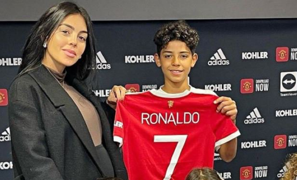 Con trai Ronaldo ký hợp đồng với Man United