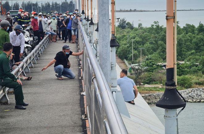 Gần 7 giờ thuyết phục người đàn ông dọa nhảy cầu ở Đà Nẵng