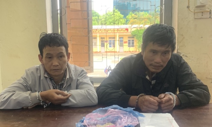 Bắt giữ 2 đối tượng giấu hơn 17g ma tuý trong gương chiếu hậu