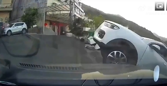 Video: Bất cẩn lùi xe quá đà, ô tô SUV rơi xuống vực