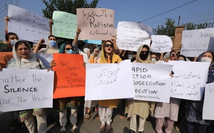 Người phụ nữ bị 3 đối tượng cưỡng hiếp ngay trên tàu hỏa ở Pakistan gây chấn động