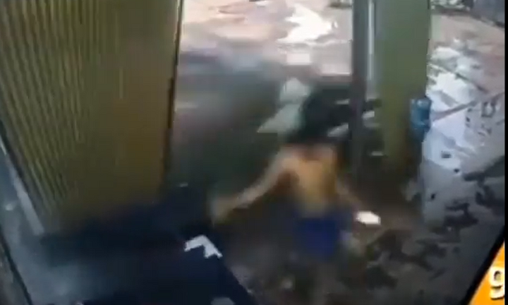 Video: Ô tô mất lái lao vào nhà dân, nam thanh niên thoát nạn trong gang tấc