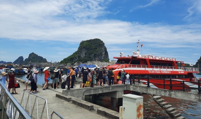 Tin bão số 1: Tạm ngừng đưa khách du lịch ra Cát Bà