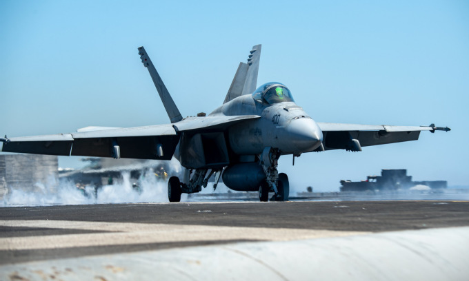 Tiêm kích Mỹ F/A-18 bất ngờ bị hất văng xuống biển