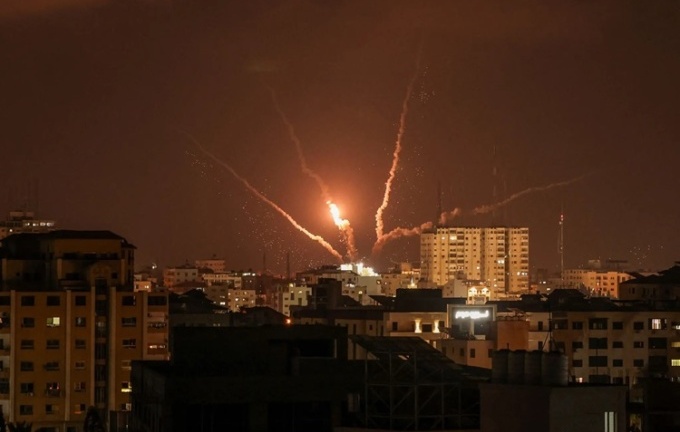 Israel hứng hơn 100 rocket sau khi không kích Gaza
