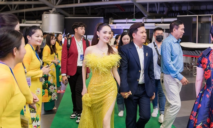 Cặp đôi Nhã Phương và Trường Giang ngọt ngào tại Lễ trao giải phim ngắn Màn Ảnh Xanh