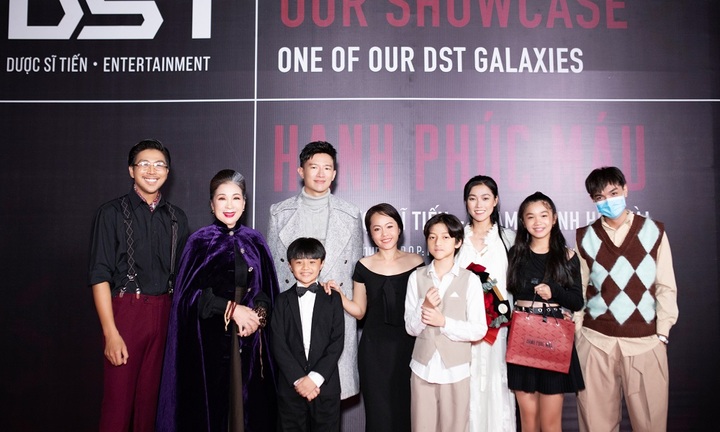 Dược sĩ Tiến chơi lớn giới thiệu phim điện ảnh đầu tay bằng siêu thảm đỏ - nhạc kịch đặc sắc