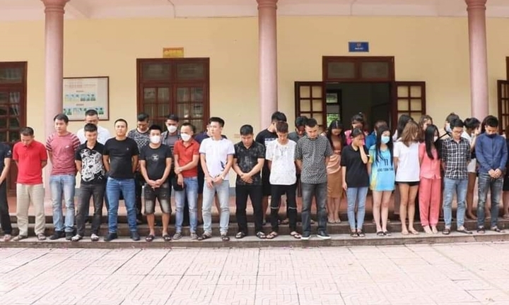 Hà Tĩnh: Đột kích, bắt quả tang 44 nam nữ bay lắc trong quán karaoke