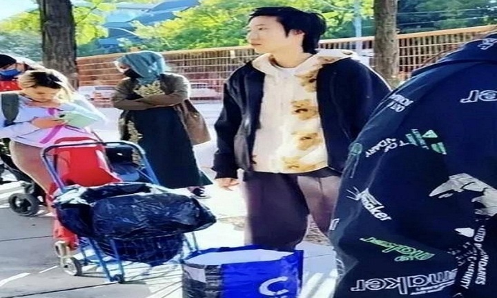 Con gái Thành Long, Ngô Trác Lâm tiều tụy khi xếp hàng nhận đồ ăn miễn phí ở Toronto