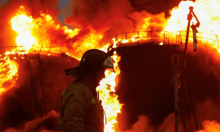 Chùm ảnh: Kho nhiên liệu do Nga kiểm soát bị không kích, chìm trong biển lửa