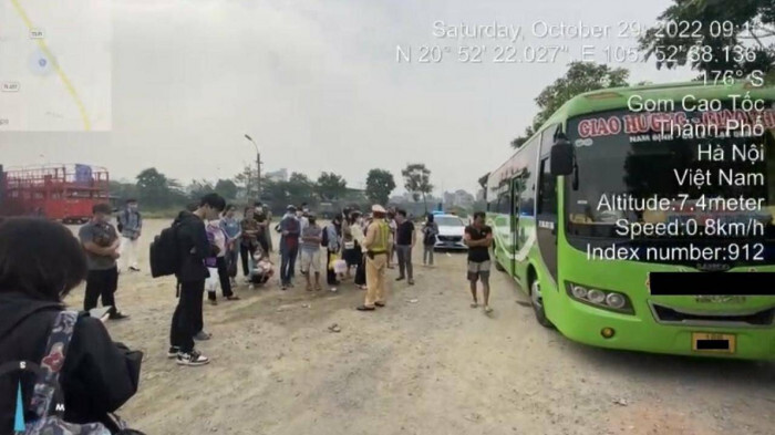 Xe khách 29 chỗ nhồi nhét 58 người bị phạt gần 40 triệu đồng