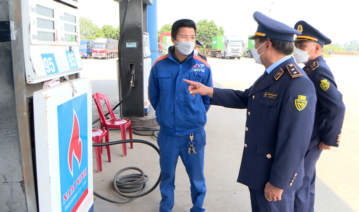 Bộ Công Thương chỉ đạo xử nghiêm hành vi bán xăng qua thùng, can, chai