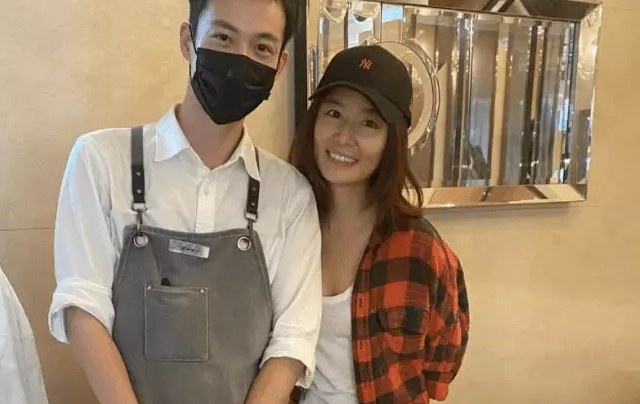 Lâm Tâm Như bị chê kém sắc, xuề xòa khi đi chơi cùng ông xã Hoắc Kiến Hoa