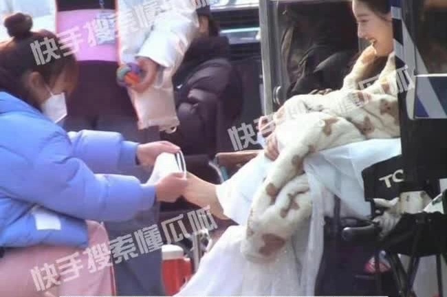 Triệu Lộ Tư hứng chỉ trích vì để trợ lý vất vả xỏ giầy vào chân