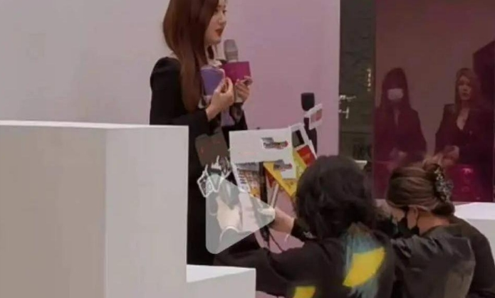 Triệu Lộ Tư hứng chỉ trích vì để phóng viên phải quỳ xuống cầm mic