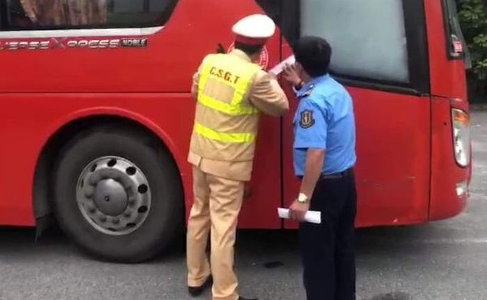 Nam tài xế có nồng độ cồn khủng vẫn chở khách lao vun vút trên cao tốc 