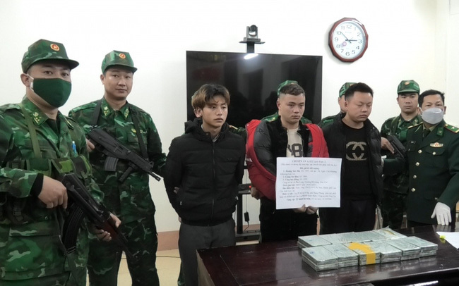 Bắt 3 đối tượng vận chuyển 22 bánh heroin