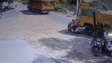 Video: Bị xe tải tông trúng, 2 cô gái thoát chết trong gang tấc
