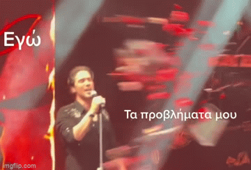 Video: Nam ca sĩ sững sờ vì bị ném thẳng thùng đồ vào mặt khi đang biểu diễn