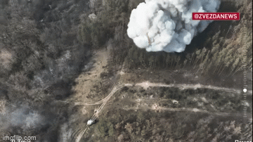 Video: Xe phá mìn UR-77 của Nga tập kích trận địa phòng ngự Ukraine