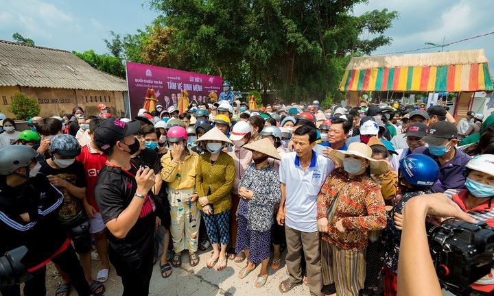 Người dân Định Yên, Đồng Tháp xúc động rơi nước mắt trong buổi chiếu phim tri ân 'Lật Mặt 6: Tấm Vé Định Mệnh' 