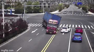 Video: Thót tim cảnh container lật nghiêng khi đang di chuyển, 3 xe con thoát nạn trong gang tấc
