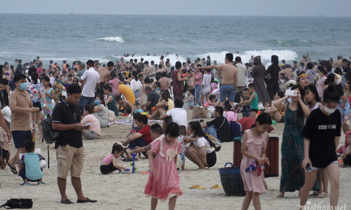 Nhiều bãi biển đông nghịt người dịp nghỉ lễ 30/4-1/5