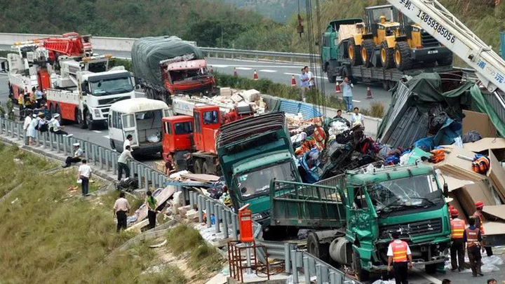 Ô tô lao xuống vách đá ở Trung Quốc, 11 người thiệt mạng