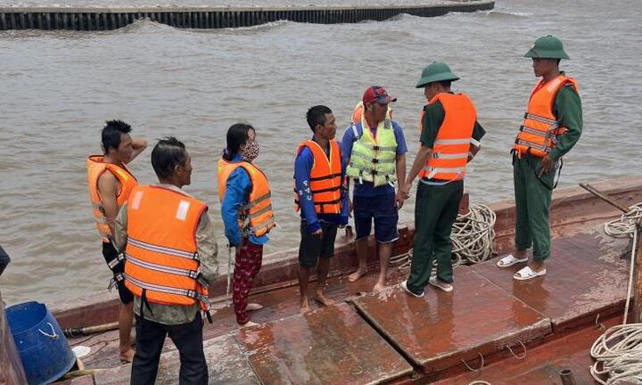 Bộ đội Biên phòng Kiên Giang cứu thành công 4 người trên xà lan gặp nạn