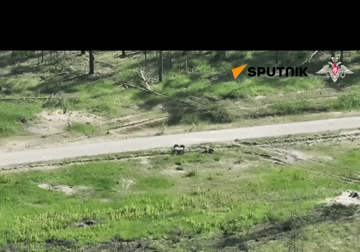 Video: Lính dù Nga phá hủy xe không người lái chở chất nổ của Ukraine