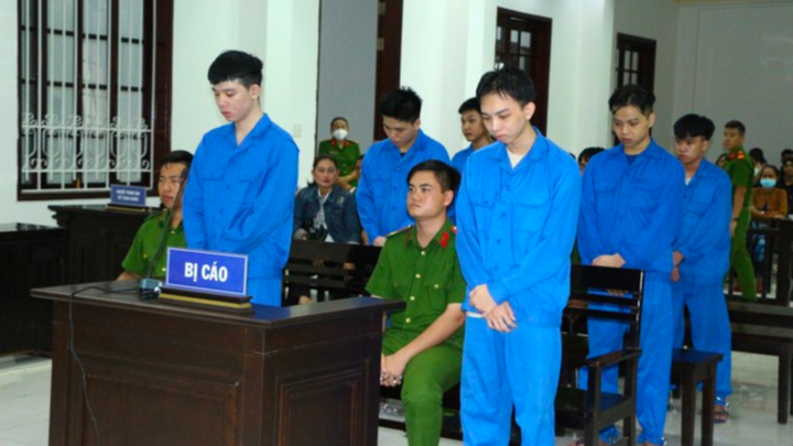 Băng nhóm côn đồ lãnh 62 năm tù vì dùng kiếm, mã tấu chém người