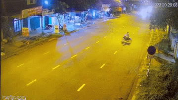 Clip: Bất cẩn khi sang đường, người đàn ông bị tông tử vong