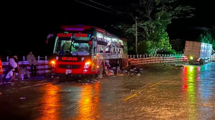 Xe khách va chạm với xe tải trên đèo Lò Xo, 6 người thương vong