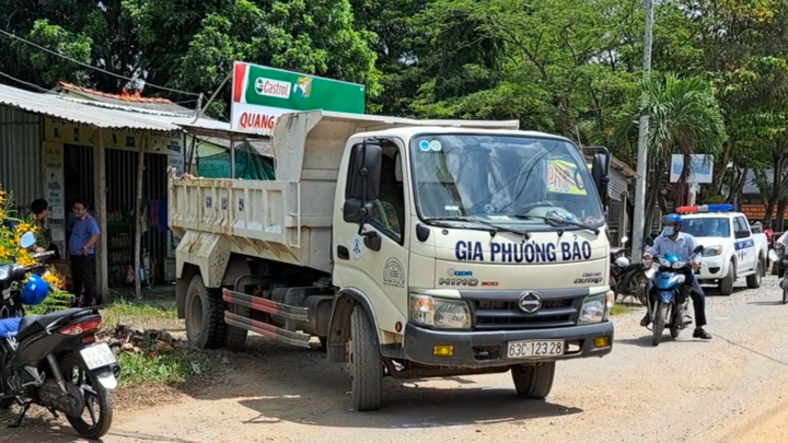 Người khuyết tật bán vé số bị xe ben lùi cán tử vong thương tâm