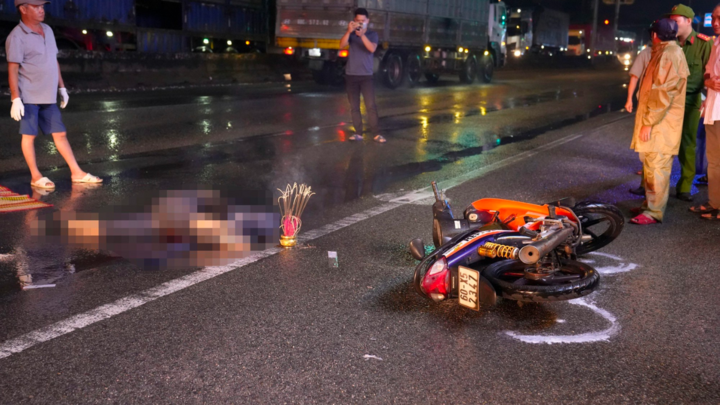 Người đàn ông đi xe máy bất ngờ mất lái, ngã xuống đường bị container cán tử vong