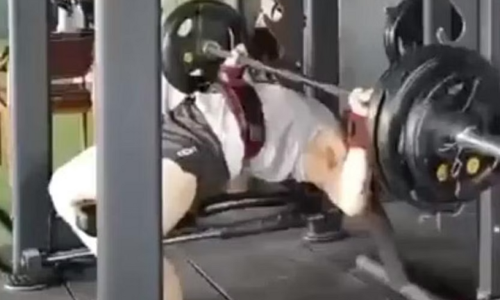 Bị tạ nặng 100kg đè lên cổ, nam thanh niên tử vong tại phòng gym