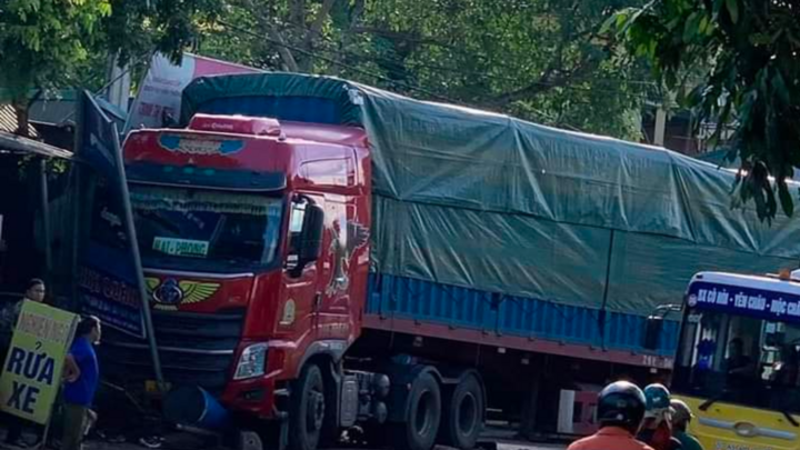 Ô tô đầu kéo va chạm xe máy đang sang đường, một người tử vong