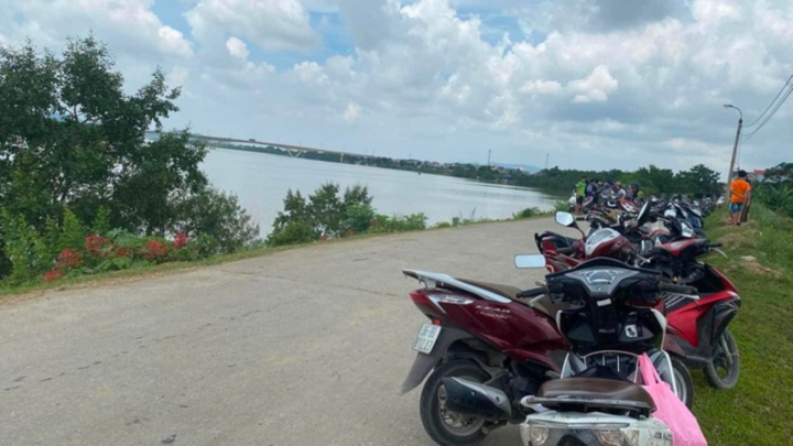 Người dân tá hoả phát hiện thi thể nam giới đang phân hủy trên sông Mã