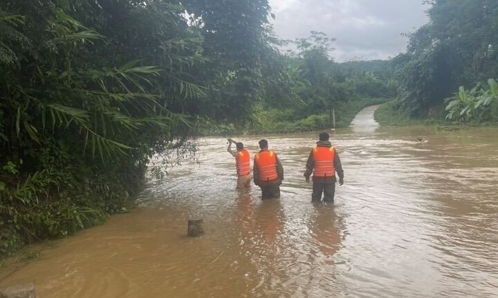 Liều mình qua suối, chồng thoát nạn, vợ bị nước lũ cuốn trôi
