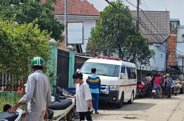 Người đàn ông qua phòng bạn xin ngủ nhờ, nhắn tin xin lỗi vợ rồi treo cổ tự tử