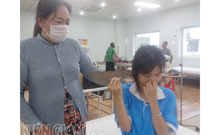Tình hình sức khỏe nữ sinh ở Kiên Giang bị lưỡi dao găm trúng đầu hiện ra sao?