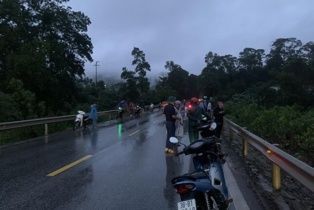 Hà Tĩnh: Hai chị em bị lũ cuốn trôi trên đường đi làm về, mới tìm thấy một nạn nhân